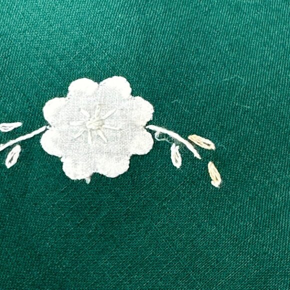 Green Cloth Napkins White Embroidered Floral Design Square Set of 6 - Picture 8 of 11